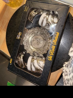 Kaffe/te koppar  - Bilderna visar ett turkiskt kaffekoppset i silverfärg med hjärtdetaljer och fat, inte en väst.