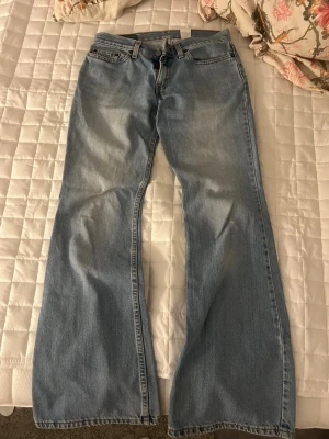 Loose bootcut lowwaist vintage jeans  - Ljusblå Levis loose bootcut passform och femficksmodell. Normala fickor och ish 38-39 i midjemått rakt över. As snygga!! Passar ej mig längre, kan gå ner i pris, skriv om ev frågor 💞🤞