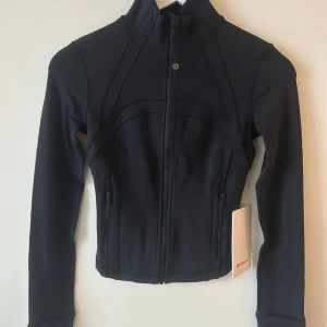 Lululemon define cropped jacket - ny med tags - Säljer en helt ny Lululemon define cropped jacket i material nulu (deras vanliga) , aldrig testad/använd. Jackan är en julklapp men blev tyvärr fel storlek för mig. Tagsen sitter kvar. Deras storlek 2, vilket motsvarar xs men passar även större storlekar om man vill ha den defined och åtsittande. 
