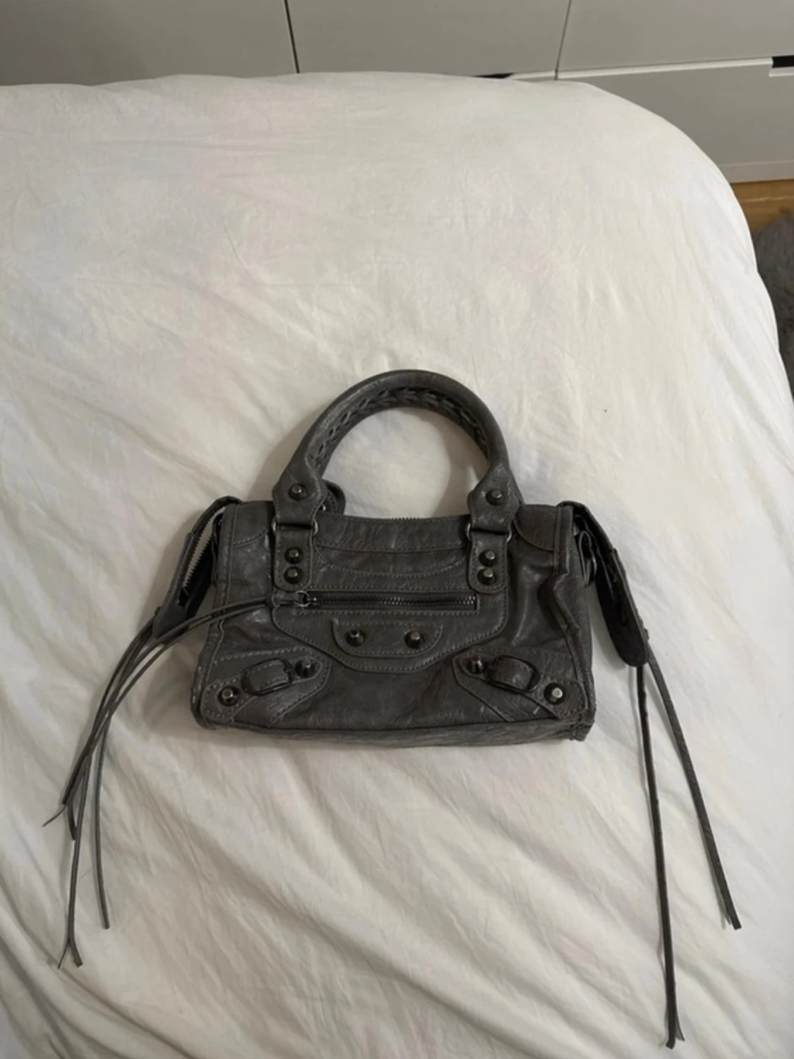 Grå handväska i skinn - 2