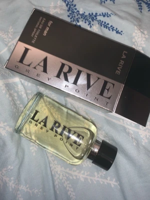 La Rive Grey Point EdT - La Rive Grey Point är en Eau de Toilette för män med stilren design. Perfekt för dig som vill ha en prisvärd och modern doft i din samling. Volym och ingredienser framgår ej på bilden.