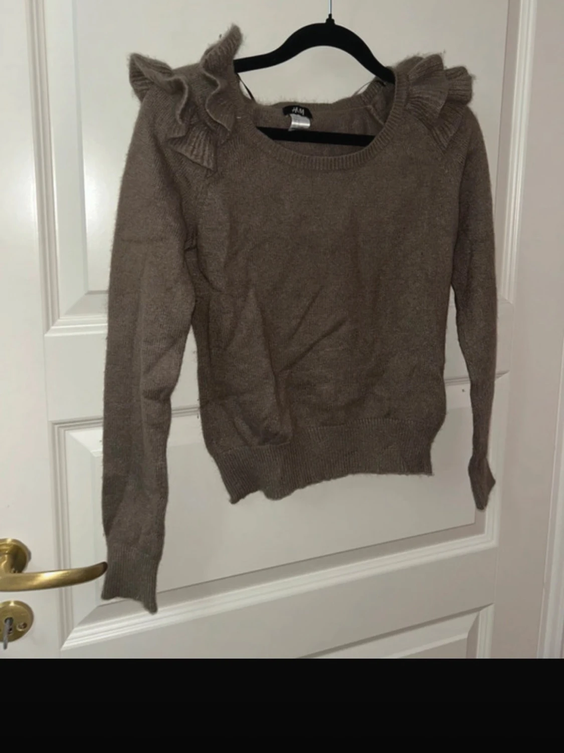 Beige stickad tröja med volang H&M