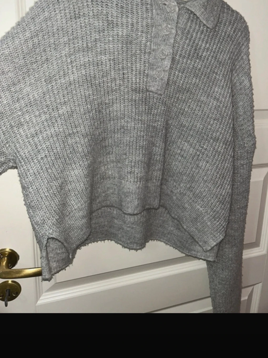 Grå stickad pikétröja med knappar från Stradivarius  - 1