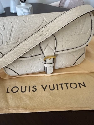 Louis Vuitton väska  - Louis Vuitton bag. Beige/ Cream color leather, very good condition. Bought and verified on vinted ✅