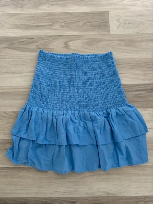 Volangkjol - Blå volangkjol som är knappt är använd💙