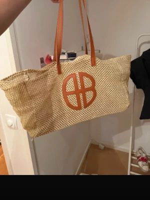 Strandväska - Säljer min perfekta strandväska. Sjukt snygg o stilren. Perfekt rymlig för strandhäng.