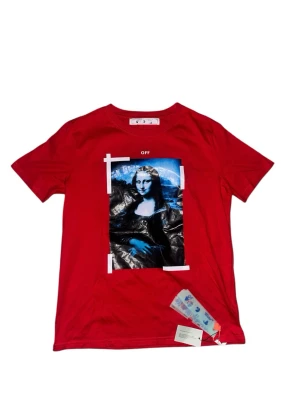 Röd Off-White t-shirt med tryck - Röd t-shirt från Off-White med ikoniskt grafiskt tryck framtill i blått och svart samt stora vita pilar på ryggen. Klassisk passform och rund hals. Tillverkad i mjuk bomull och har Off-White-taggar kvar.