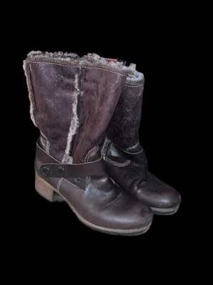Vinterboots  - Superfina bruna vinterboots med päls på insidan. Står att storleken är 39 men är som 38 egentligen. Inte skadade eller något så dom är i mycket bra skick. Tar rimliga prisförslag!