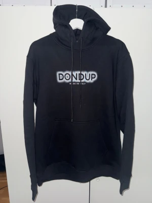 Dondup hoodie  - Säljer en snygg Dondup - made in italy hoodie. Den är helt ny med prislapp och kommer i en dondup påse. 