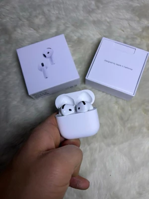 Apple AirPods 4 ANC - Säljer ett par Apple AirPods 4 ANC i nyskick med originalförpackning. Trådlösa hörlurar med aktiv brusreducering, laddningsetui och komplett tillbehör. Perfekt för musik, samtal och träning. Inga synliga defekter eller slitage.