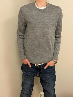 Grå stickad tröja från Uniqlo  - Tjena! Säljer en enkel och clean grå stickad tröja från Uniqlo i storlek XS. Tröjan har rund halsringning, lång ärm och är gjord i mjukt material som passar perfekt till lager på lager. Snygg till både jeans och chinos. Vid frågor är det bara att skriva. Pris kan diskuteras.