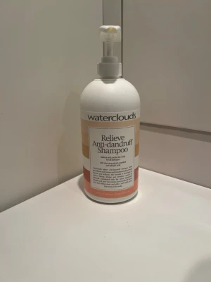 Waterclouds schampoo - Waterclouds Relieve Anti-Dandruff Scahnpoo. Flaskan rymmer 1000ml och den är använd ca 3 gånger så är nästan helt full. Nypris 600kr. Finns just nu möjlighet till gratis frakt!
