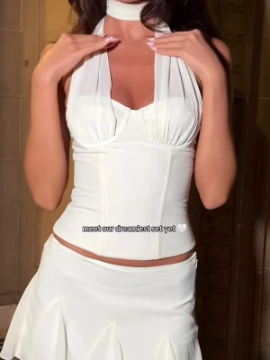 White fox set - Helt nytt set från white fox. Toppen i storlek xs och kjolen S. Båda lappar kvar