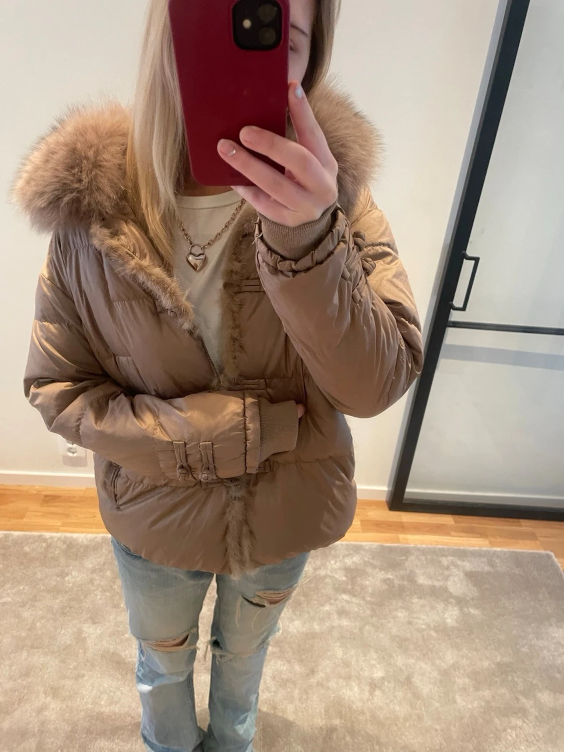 Beige pufferjacka med fuskpäls - 1