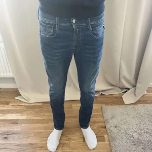 Replay Anbass Hyperflex W32 - Säljer ett par riktigt feta slimfit Replay Anbass i waist 32 och längd 32. Skriv vid minsta fråga!🙌