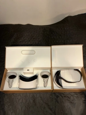 Meta Quest 2 VR-headset  - Meta Quest 2 VR-headset i mycket fint skick, komplett med två handkontroller och originalförpackning. Linsytorna ser klara ut och headsetet har minimalt slitage. Perfekt för uppslukande VR-upplevelser hemma. Allt fungerar som det ska. Har köpt till själv ett elite strap och ny skum grej runt ögonen de bild 3. Tveka inte på att höra av vid frågor eller prisförslag eller om ni vill ha fler bilder finns att hämta i UPPSALA eller kanske kan skickas om jag hittar en bra kartong😊!