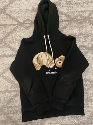 Svart Kill the bear hoodie - Svart kill the bear hoodie i perfekt skick nästan som ny stilren och snygg hoodie som matchar med allt vardagligen varm bekväm och snygg 