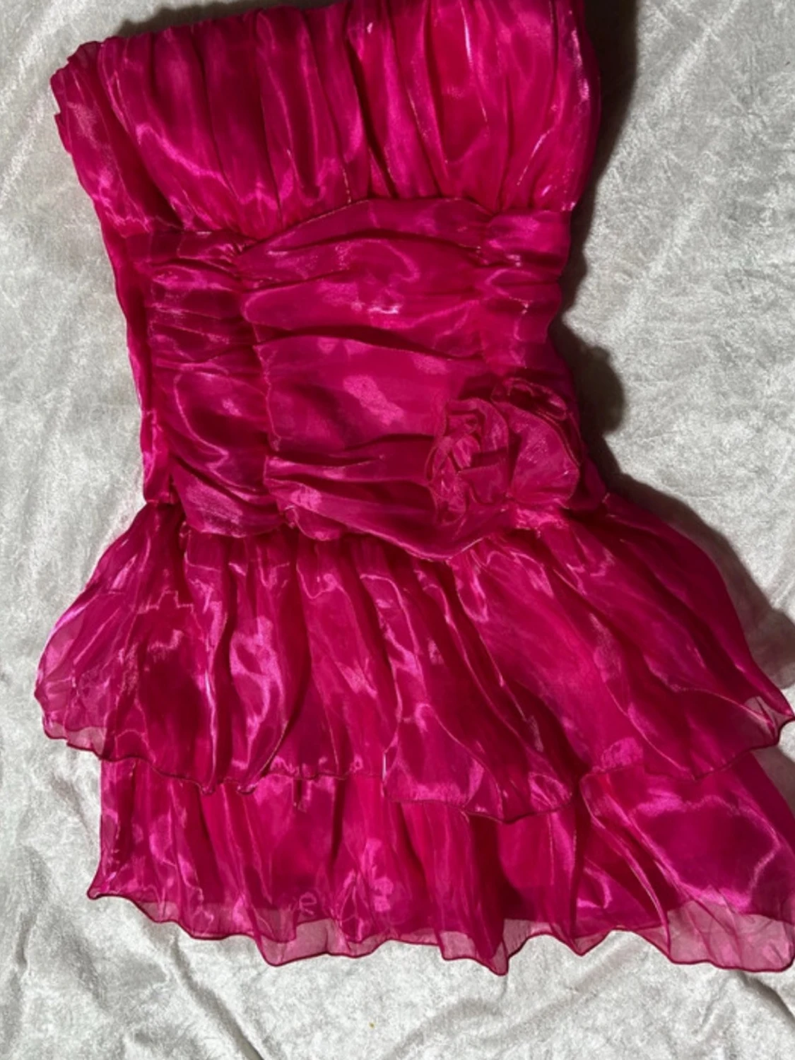 Rosa axelbandslös kortklänning