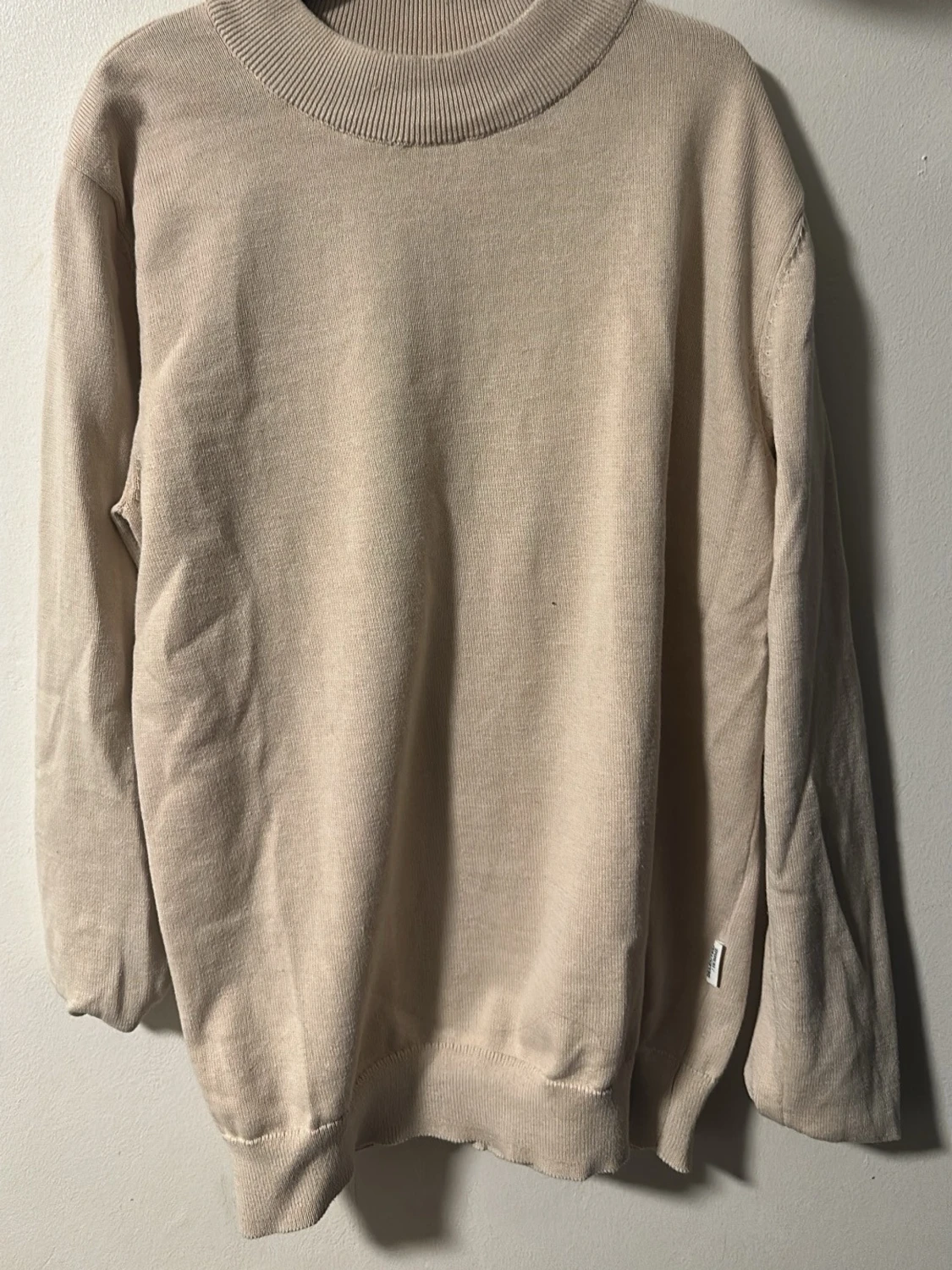 Beige stickad tröja med rund hals