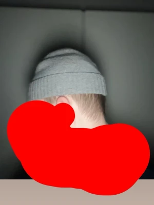 Grå mössa från Polo Ralph Lauren - Säljer en stilren grå mössa från Polo Ralph Lauren med klassisk broderad logga framtill. Mössan är ribbstickad och har en uppvikt kant för extra snygg passform. Perfekt accessoar för kyliga dagar och enkel att matcha med olika outfits. Liten i strl