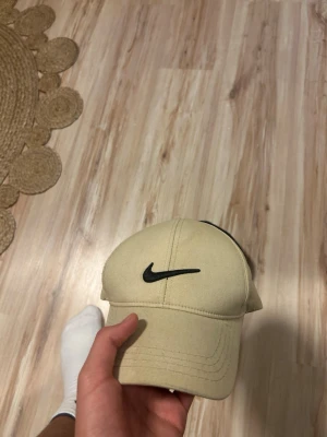 Ett beige Nike keps - Säljer beige Nike keps. Går att pruta 