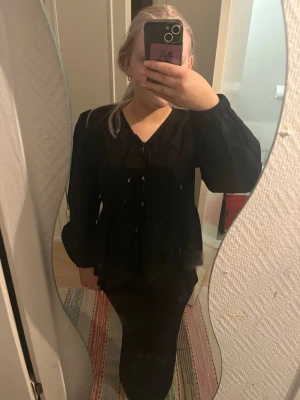 Svart fest topp🖤 - Svart fäst topp oanvänd från Gina ❤️