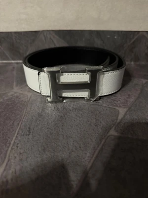 Vitt bälte  - Säljer en fin vitt bälte är använd ett par gånger 