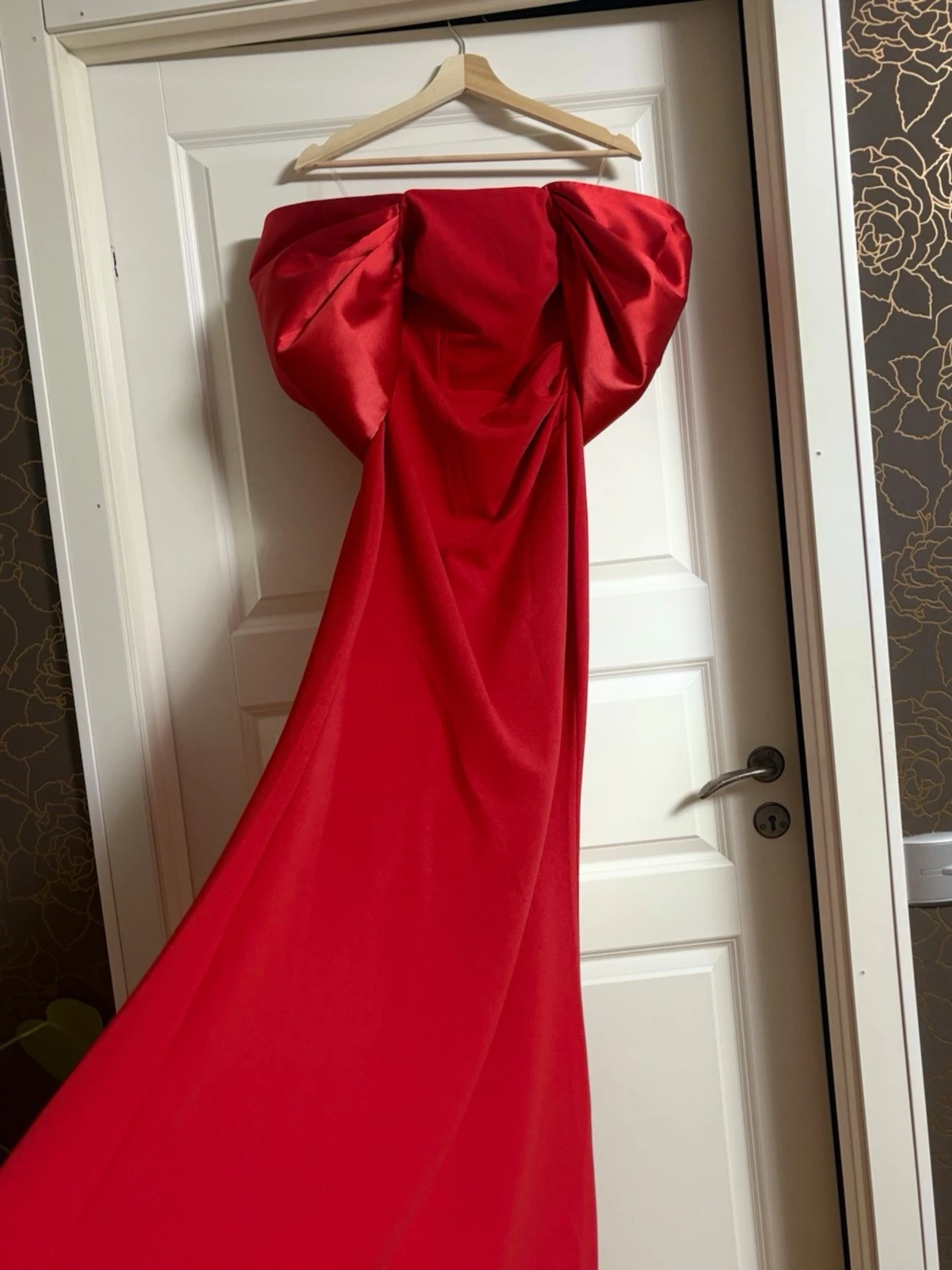 Röd axelbandslös maxiklänning med rosett - 1