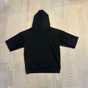 FutureWear hoodie XS-L (Unisex) - Svart FutureWear hoodie med clean design och fett tryck på ryggen. Perfekt för streetstyle och vardag – enkel att matcha men sticker ändå ut 🔥 Passformen är lite tajt, så rekommenderar att ta en storlek större för bästa fit. Finns i storlekar XS–L. Unisex – funkar för alla.