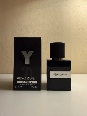 YSL Y Le Parfum 40 ml - Stilren och modern parfym från Yves Saint Laurent. Flaskan rymmer 40 ml och är tillverkad i Frankrike. Perfekt storlek att ta med sig och en ikonisk design som sticker ut i badrumsskåpet. Endast sprayad 4 gånger så iprincip ny