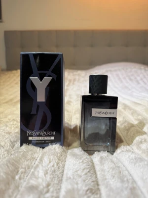 Yves Saint Laurent Y EdP 100ml - Fräsch, modern och maskulin doft med äpple, ingefära och bergamott i toppen, aromatiskt hjärta och varm träig/amber-bas.  Lång hållbarhet  – perfekt som allround signaturdoft till både jobb och kväll.  99% kvar i flaskan.