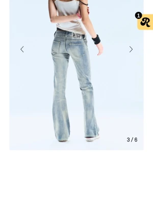 Cheap Monday bootcut jeans blå - Snygga ljusblå bootcut jeans från Cheap Monday i modellen Booty Bei. Jeansen har låg midja och klassisk femficksdesign. Tillverkade i mjukt bomullsmaterial med en tvättad, lite molnig finish. Perfekta för dig som gillar retrovibbar och en avslappnad look.