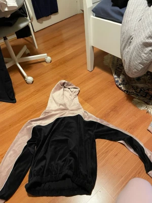 Rosa och svart hoodie - En rosa och svart hoodie från Lindex