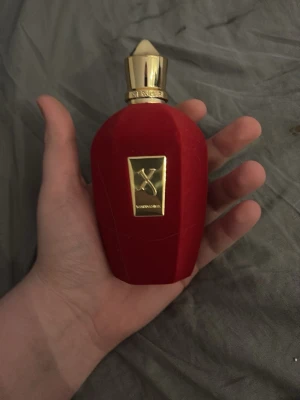 Xerjoff wardasina  - Säljer min parfym som jag köpte för ett tag sen gillade inte doften själv så mycket därför säljer jag den den är helt ny andvänd 2 gånger max 99 ml kvar minst skriv vid frågor .