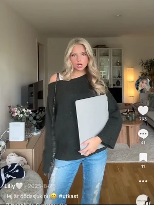 Mörkgrön stickad offshoulder-tröja - Säljer en mörkgrön stickad tröja med offshoulder-design. Tröjan har en loose passform och långa ärmar, perfekt för dig som gillar en avslappnad och trendig stil.  skön att ha på sig under kyligare dagar.