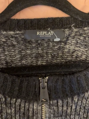 Grå-svart Cardigan från Replay  - Säljer en unik kofta från Replay i grått och svart. Nypris 4400kr. Kroppen är ribbstickad medan ärmarna är fluffiga och glittriga. Se bild 3 & 4! I storlek Xs.Lite nopprig men går o pilla bort eller andvända noppermaskin.