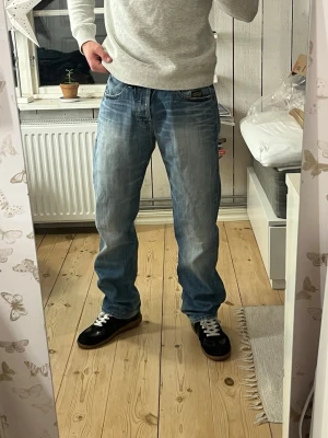 G-Star raw jeans - Tjenare! Säljer ett par tvär fetta G-star RAW jeans med ruggigt snygga slitningar🔥Jeansen är i storlek W31 L32 och har en rak passform👖vid frågor eller vid behov av fler bilder är det bara att kontakta mig privat, Mvh Olle👋