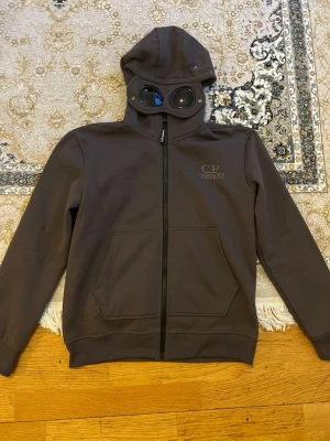 Cp company - I perfekt skick. Saknar bara en knapp som ni ser i sista bilden. Men den har man oavsett ingen användning för☺️