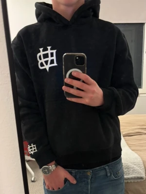 Svart Bvaldi hoodie - Tja! Säljer denna riktigt snygga hoodie ifrån Bvaldi | Storlek L men passar mer M | Jag på bilden är 182! | Hör av er vid vid minsta lilla fundering🙌