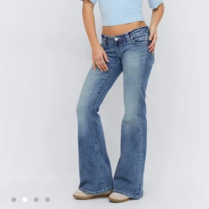 Blå low waist bootcut jeans - Säljer ett par blå jeans med låg midja och bootcut passform. Jeansen har inga detaljer på fickorna, säljer för de är för stora för mig, endast använda 1 gång . Skriv om jag ska skicka fler bilder 🩷från ginas 14+ kollektion 