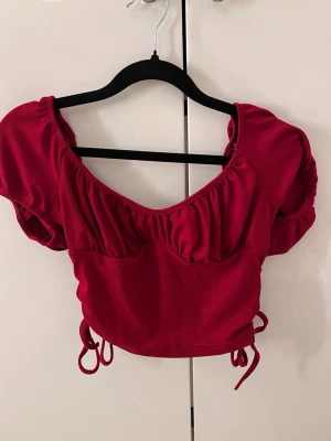 Topp, röd - Söt röd topp