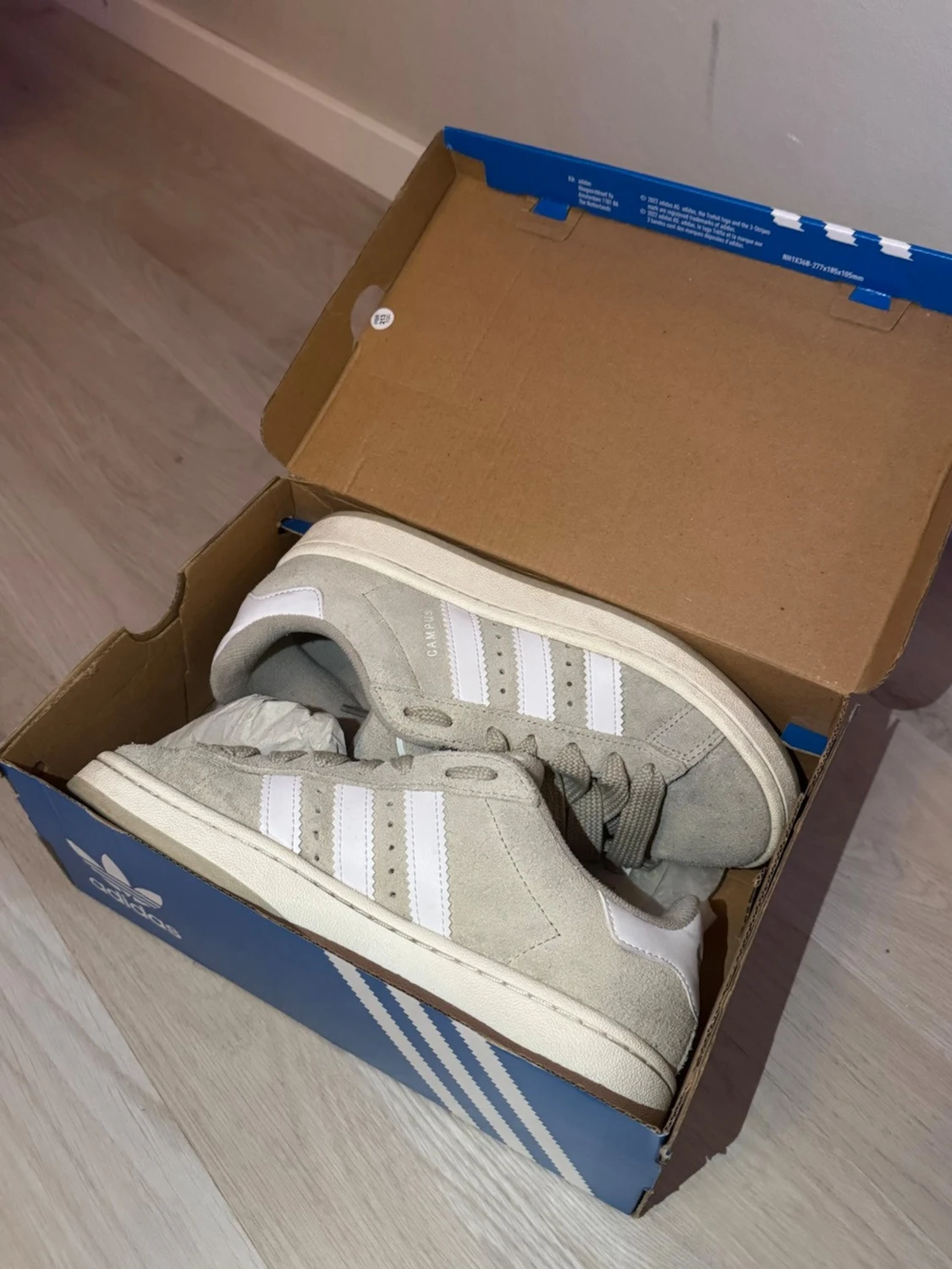 Beige adidas Campus sneakers mocka