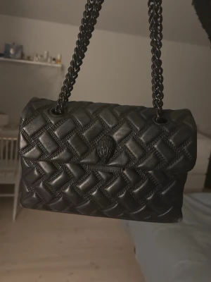 Svart quiltad axelväska från Kurt Geiger - säljer min Kurt geiger väska i storlek medium. Fler bilder finns. Nypris 3500 kr