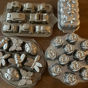 Bakformar - Säljer fyra dekorativa bakformar som är köpta från Disney world i USA. Perfekt för muffins, små kakor eller choklad! Formarna ger detaljerade och charmiga motiv:  🚗 Bilar – olika klassiska bilmodeller 🎄 Julmotiv – t.ex. pepparkaksgubbe, nallebjörn m.m. 🌸 Rosor – vackra rosformade bakelser 🐞 Insekter – bl.a. fjärilar, nyckelpigor, bin  Formarna är i fint skick och ger riktigt detaljerade resultat. Perfekt till barnkalas, temabakning eller som present! 