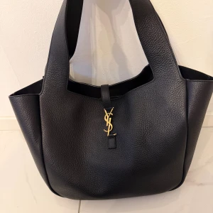 Ysl svart toteväska  - Säljer min fina YSL väska köpt från MIINTO för 36k,  stor o rymlig passar som skolväska, jobbväska, gymväska. Säljer den då jag flyttar utomlands och behöver pengarna. Kvitto/äktehetsbevis följer med! 