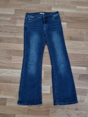 Madlady Taylor 02 Mid Jeans Extrashort - Använda fåtal gånger så i mycket bra skick. Storlek 36, väldigt stretchig så passar även stl 38. Längd extra-short så passar de som är 154-159cm. Nypris 699kr.