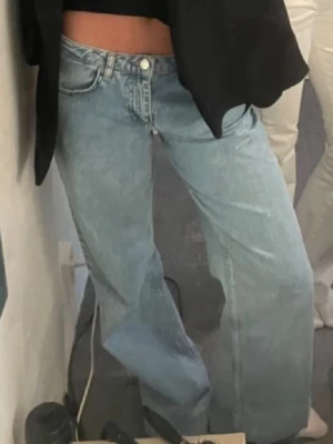 DÖ SNYGGA JEANS - Säljer ett par ljusblåa jeans med riktigt snygg wide fit och låg midja. Jeansen har klassisk femficksdesign, raka ben och är tillverkade i jeansmaterial. (Uppsydda några cm, då de var långa i modellen). Nypris 700kr, säljer för 550kr!! Helt nya!! 💗💗