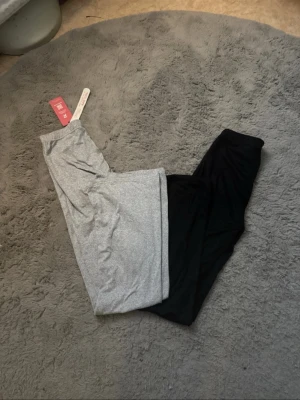 2-pack mjukisbyxor från shein XS - Säljer ett 2-pack mjukisbyxor från shein i storlek XS. Båda byxorna har smörning i midjan. Båda är utsvängda och resår i midjan. Materialet är mjukt och skönt, troligen bomull eller polyester. Aldrig andvänt dom för de är för små för mig!