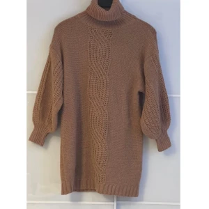 Stickad kortklänning i S från Shein - Ljusbrun Stickad klänning i S från Shein. 