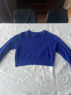 Stickad tröja  - Den är från h&m, Knappt använd! 